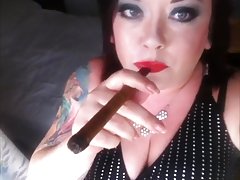 Onu berbat önce iri busty MILF'ın amcık yalıyor