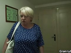 Amatör blowjob cum trende göğüsleri