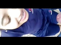 Güzel genç latina tenha bir çayırda masturbates