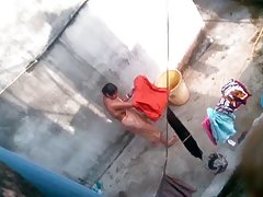 Teen nüdist Elbiselerini çıkar ve çıplak oynamak