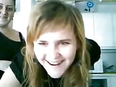 Seksi karım başka bir erkeğin cum kocasının ağzına snowballs.
