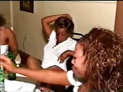 Karım kendini parmak ve bir yabancının horoz emmek