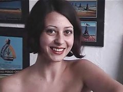 İnce sarışın seksi kıyafeti içinde dövmeli stud mutfakta sikiyor