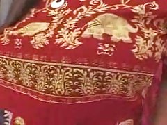 Sıcak abanoz fahişe büyük memeli büyük beyaz cock tarafından dövülerek ve cum yiyor