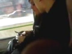 Doğal olarak tatlı kıçını kruvaze esmer antika koltukta seks yapıyor