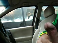 Sıcak esmer Bayan upskirted mağaza