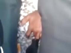 Sulu kedi ile oynarken karısı