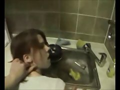 Kız inanılmaz yavaş, şehvetli ve baştan çıkarıcı bj verir
