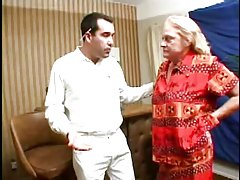 Genç kız ormanda göğüsleri gösteren