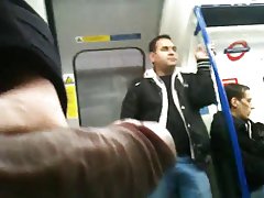 Valerie beyaz bir yağ horoz emmek ve cum kapalı ayakları var